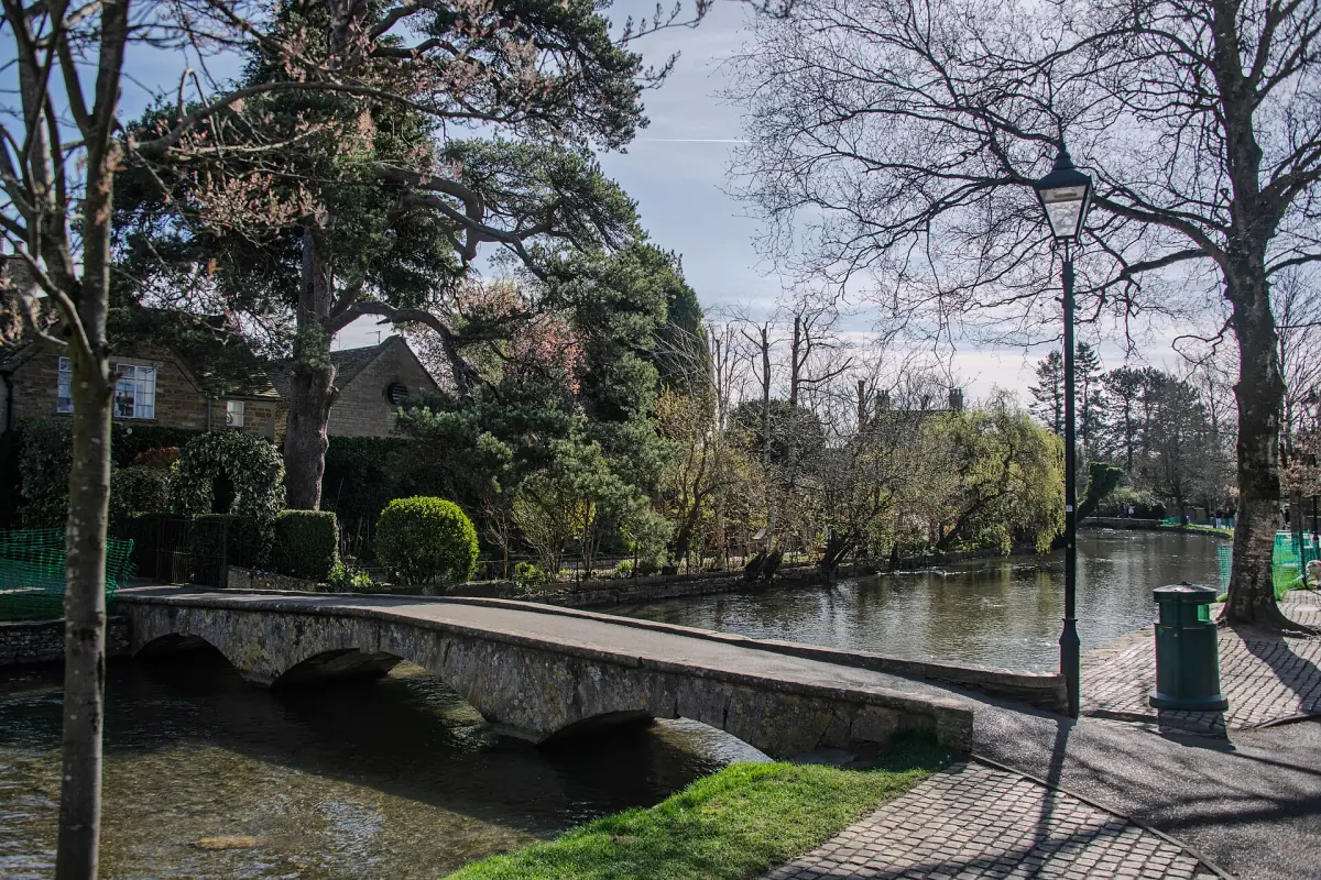 Flache Steinbrücken über den Windrush in Bourton-on-the-Water