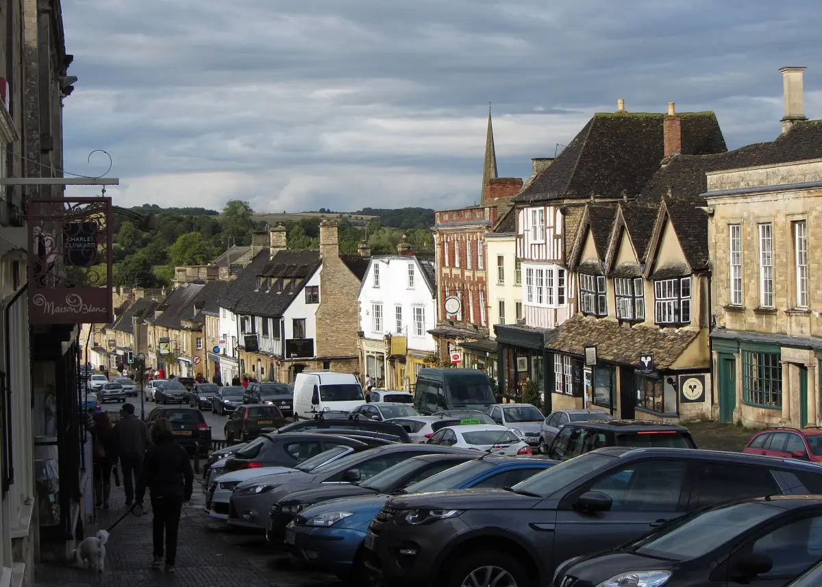 Die High Street von Burford den Hügel hinab