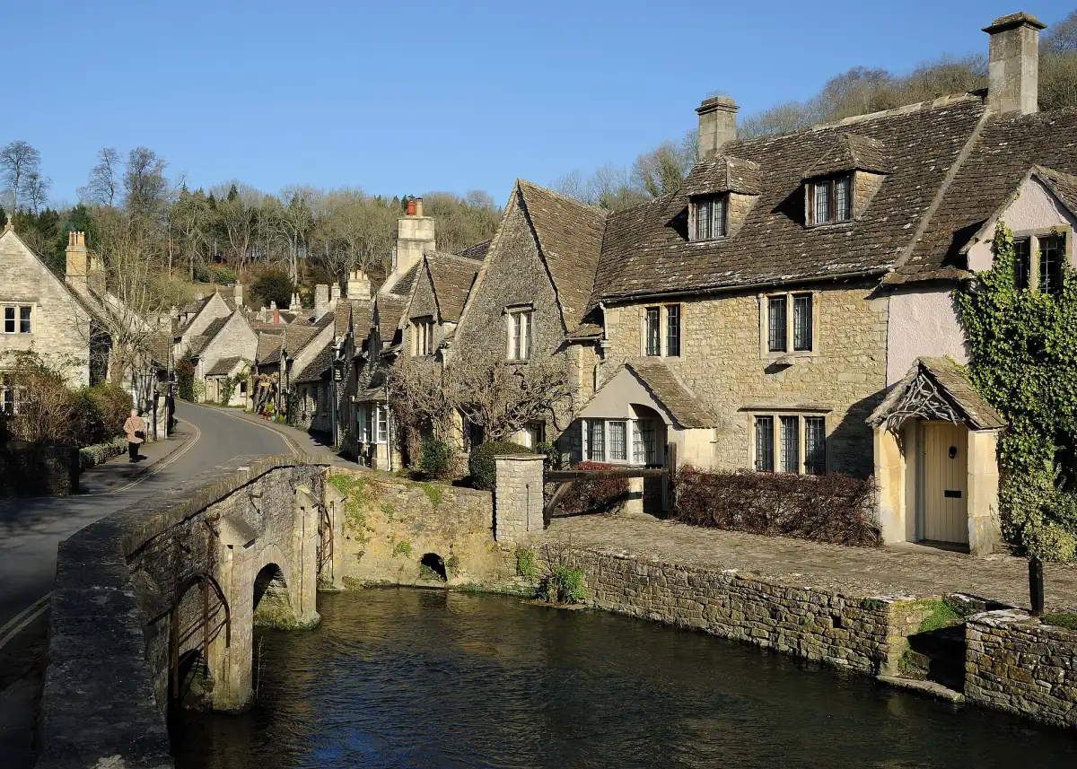 Die alte Brücke und Häuschen in Castle Combe
